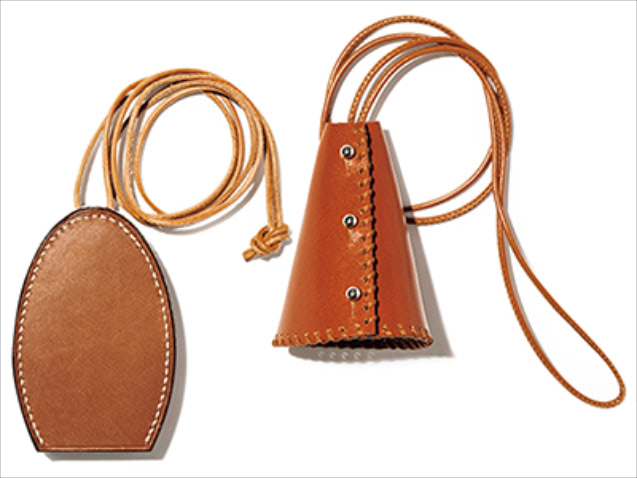 5. LEATHER KEY RING 〈右〉キーネックレス 8,800円／レフィージュ（デ・プレ）　〈左〉ラウンドキーネックレス13,200円／エド ロバート ジャドソン（ベータ）　レザーのカバーでおおわれたキーリング。ミニサイズだからネックレス感覚で使える。