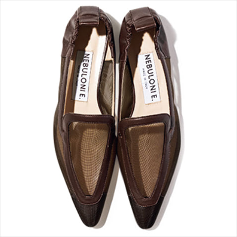 1. MESH SHOES メッシュローファー （6.5） 57,200円／ネブローニ（フラッパーズ）　かかと周りに伸縮性を持たせた、履き心地もいいローファー風のデザイン。ヒールなしでもスタイルよく仕上がる先細＆細長いデザイン。ビターなブラウンなら、メッシュも品よくとり込める。