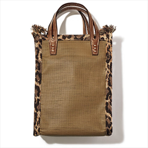 7. ANIMAL BAG スクエアバッグ（23×18×13） 37,400円／ア バケーション（メゾン イエナ）　カーキのボディに、ブラウン系のレオパード柄をふちにパイピング。日常使いにもちょうどいいサイズ感で、キレイな装いにほどよいスパイスも加わる。