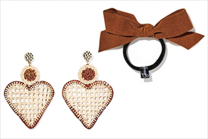 8. SWEET ACCESSORIES リボンヘアゴム 4,950円／ジェニファー オーレット（ロンハーマン）　ハートピアス 5,500円／ジャーディン デル シエロ（ジャック・オブ・オール・トレーズ プレスルーム）　肌や髪の色にもなじみやすい、ベージュ＆濃いブラウン。プラスチックのような軽い素材で、オーバーサイズのピアスでも痛くなりにくい。