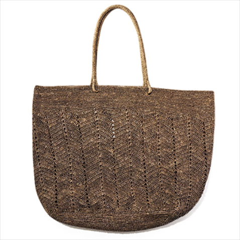12. RAFFIA TOTE BAG ラフィアトートバッグ（39×52×15） 23,100円／メイド イン マダ（ジャック・オブ・オール・トレーズ プレスルーム）　日常使いにはもちろん、小旅行にも向くビッグサイズ。大きなサイズ感も、ナチュラルなラフィア素材だから見た目の重さも中和。