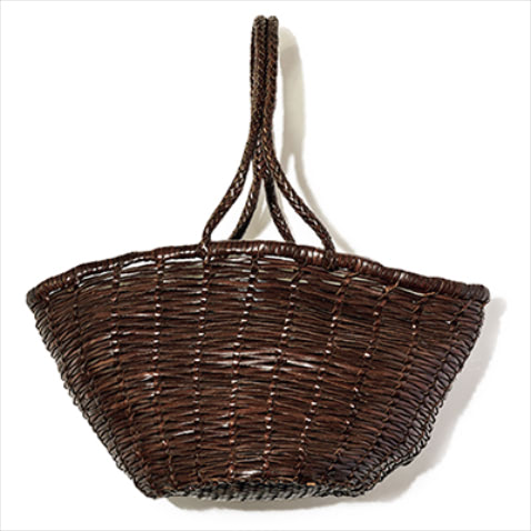 6. MAT MESH BAG ブラウンレザー編みバッグ（22×20×20） 66,000円／ドラゴン（スティーブン アラン シンジュク）　かごバッグのように見えて実はレザー。マットなメッシュバッグなら、正統派な装いにも合わせやすい。