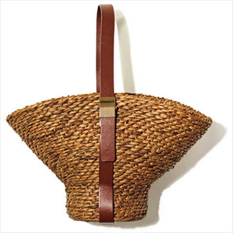 4. RAFFIA BAG レザーベルトつきラフィアバッグ（23.5×37×16） 23,100円／マルシェ（フラッパーズ）　持ち手のレザー＆構築的な形で、ナチュラルなラフィアバッグも都会的な表情に。