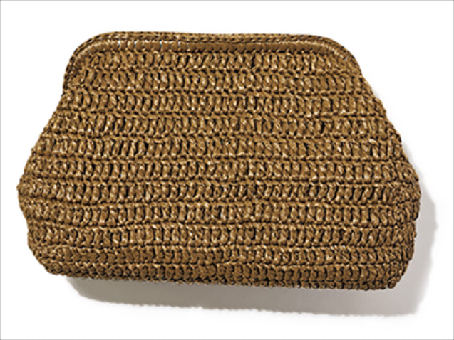 9 CLUTCH BAG ラフィアバッグ（20×32×9） 24,200円／カテリナ ベルティーニ（メゾン イエナ）　コクのあるゴールドベージュなら、夏素材も落ち着いた表情。ミニサイズでも最低限のモノが入るマチ幅もうれしい。
