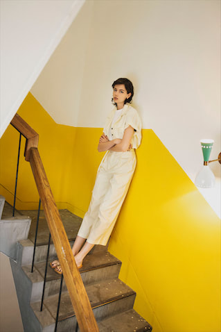 必然的に風格が生まれるセットアップ。それがオールホワイトなら、クリーンなムードもあいまって特別感すら感じる装いに。　●サファリブラウス 6,930円、パンツ 8,800円／ともにMOUSSY(SHEL&rsquo;TTER WEBSTORE)　■オープンカラーなどラフなディテールを、ショート丈で整えたブラウス。縦に落ちるワイドパンツとの緩急ついたバランスが◎。ピアス 参考商品／AZUL BY MOUSSY、サンダル 7,700円／STYLEMIXER(ともにSHEL&rsquo;TTER WEBSTORE