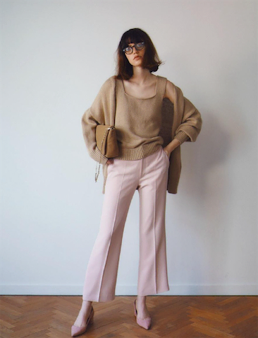 気だるく・ゆるく シルエットをアップデート：■ セットアップをもっと気楽にとり入れるべく、上と下ではなく「上と上」のアンサンブルに注目。●ニットカーディガン 18,700円、タンクトップ 10,450円／ともにルージュ・ヴィフ（ルージュ ヴィフ ラクレ ルミネ新宿店）　ピンクパンツ 29,700円／ドローイング ナンバーズ（ドローイング ナンバーズ 新宿店）　眼鏡 36,300円／モスコット（モスコット トウキョウ）　パンプス 28,600円／TSURU By MARIKO OIKAWA