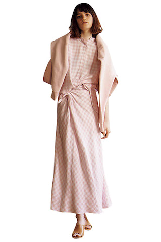 ●ピンク&times;白チェックブラウス 18,700円、ピンク&times;白チェックリネンスカート（ペチコートつき） 19,800円／ともにルージュ・ヴィフ（ルージュ ヴィフ ラクレ ルミネ新宿店）　肩にかけたスエットトップス 37,400円／ATON（ATON AOYAMA）　サンダル 49,500円／ブレンタ（デミルクス ビームス 新宿）　■はっきりしない発色と肌なじみのよさを言い訳に、ストレートに甘いギンガムチェックを。ハズしも兼ねた気楽な肩がけスエットとともに。