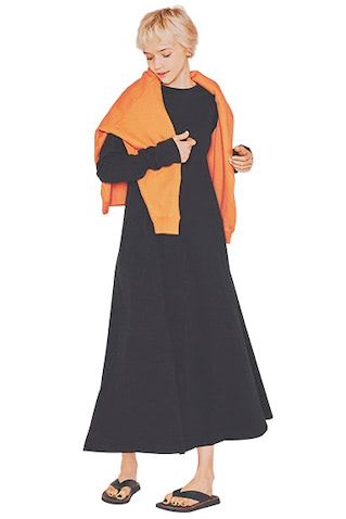 「肩にひっかけて」 ALL黒にとってさし色小物の要領で ⚫︎オレンジスエットは着まわし。黒ワンピース 13,750円／AKTE　イヤリング 9,180円／アビステ　サンダル 27,500円／rag & bone（rag & bone 表参道店）　一見コントラストが強い2色も、オレンジを少量にとどめることで、ちょうどいいスパイスとして成立。適当にひっかけたヴィヴィッドな肩がけに合わせて、足元は気楽なサンダルを選び、黒一色のミニマルなワンピースの表情をほぐすことに成功。