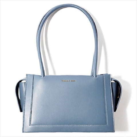 バッグ（18×31.5×10） 10,900円／CHARLES & KEITH（CHARLES & KEITH JAPAN）　⚫︎ワークスタイルにも向く、グレイッシュなブルー。
