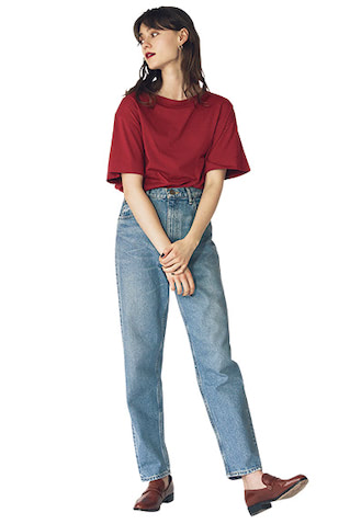 【着回せる赤②】 デニムINのやぼったさが味となるラフな赤との相乗効果：Tシャツとデニムの王道カジュアルもインパクトのある赤で表情が変わる。