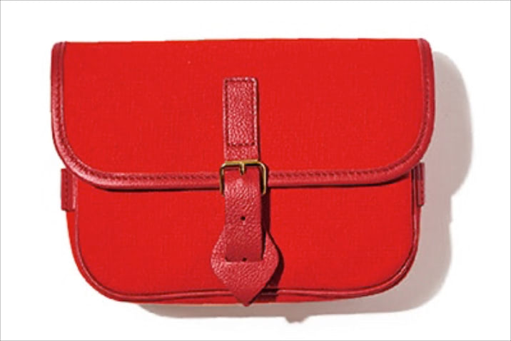 ショルダーバッグ（13×16×4.5） 59,400円／リュニフォーム（L/UNIFORM TOKYO）　●コーディネートに占める分量もちょうどいいサイズ感。Tシャツに、ワンピースに、あるいはコートの上から。1つあればオールシーズンで活躍。