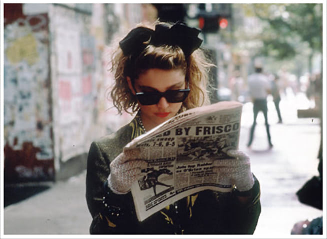 Madonna「ふつうにならない反骨心」 いまやクイーン・オブ・ポップとたたえられるマドンナ。活動初期の好奇心旺盛でコケティッシュな魅力をあらわすのが、大ぶりのヘアアクセ。サングラスとも相まって、アイコニックなリボンも辛めな仕上げに。