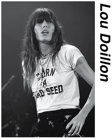 Lou Doillon「クールな雰囲気を保てる黒のロゴT」 ジェーン・バーキンの娘で、アーティストのルー・ドワイヨン。キリッとした黒のロゴなら幼く転ばず、小花柄ボトムと合わせてもハンサムを貫ける。