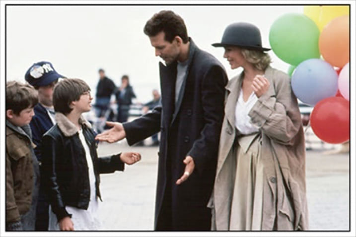『ナインハーフ』（1986） ⚫︎全部ルーズとハイウエストのユニセックスなバランス： どこかチャーミングなエリザベス役のキム・ベイシンガーは、メンズサイズのアウターから白シャツとデコルテを覗かせてメンズとレディの要素をいいとこ取り。オーバーサイズを整えるハイウエストで、女っぽさを強調。