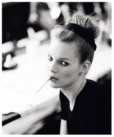 Kate Moss「ハンサムな黒を中和する」 スーパーモデルのケイト・モスは、カチューシャづかいもひと味違う。まとめた髪にざっくりとつけ、シャープな黒トップスの力みを抜くことで、モードな装いを気張らずにまとう「大人の余裕」を漂わせる。