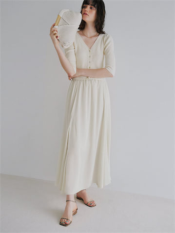 淡色に抑揚をつけるドライなニットとサテンの光沢：● リブニット 6,800円／SeaRoomlynn　サテンフレアスカート 35,200円／カオス（カオス 表参道）　白クラッチバッグ 19,990円／ZARA（ザラ カスタマーサービス）　ネックレス 20,900円／TEMPLE OF THE SUN（ジャック・オブ・オール・トレーズ プレスルーム）　ストラップサンダル 57,200円／ネブローニ（プルミエ アロンディスモン）
