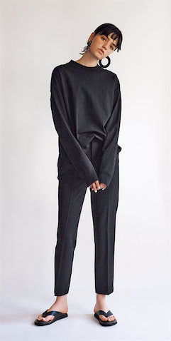 大げさなモチーフもシンプルな黒となら許容範囲：● ピアス 10,800円／アビステ　黒ロングTシャツ 24,200円／ATON（ATON AOYAMA）　黒テーパードパンツ 8,470円／Mila Owen（ミラ オーウェン ルミネ新宿2店）　サンダル 27,500円／rag & bone（rag & bone 表参道店）　■ピアスのハズしも引き立つ、ベーシックな黒の装い。足元は抜け感を高めるならサンダル。パンプスでキリッとさせてもいい。
