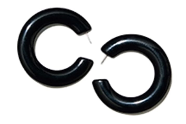 001【アクセサリーで】→黒に似合うユーモア「BIGフープピアス」