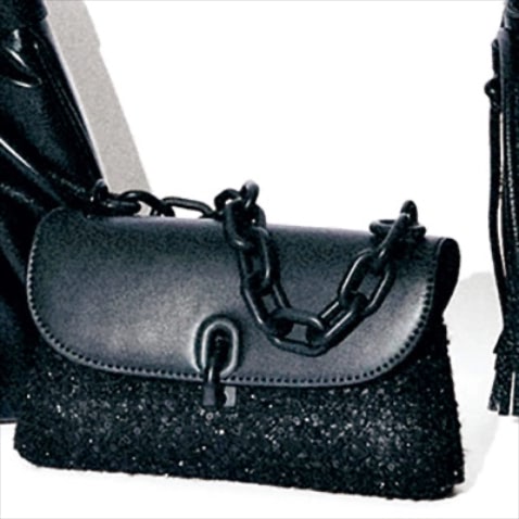 ツイード×レザーバッグ（11×20×2.5） 7,900円／CHARLES & KEITH（CHARLES & KEITH JAPAN）　⚫︎レザーとツイードの上品なコンビのアクセントとなる、おもちゃのようなアクリルチェーン。付属のショルダーストラップにつけかえれば日常づかいもしやすい。