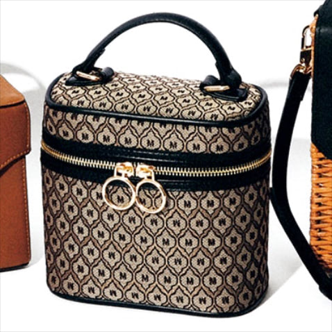 ショルダーストラップつきモノグラムバニティバッグ（16×15.5×9） 6,600円／MOUSSY（バロックジャパンリミテッド）　⚫︎オリジナルのモノグラム柄とサークルモチーフのファスナータブが、クラシックなバニティをモダンにアップデート。