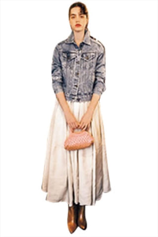 ポップなのに「派手じゃない」 小ぶりなサテンとメタリック：  手元を明るく彩る、ラグジュアリーなきらめきをそなえたカラーバッグ。発色を和らげる質感や小さめサイズなら、いつもの服装も適度にドレスアップできる。