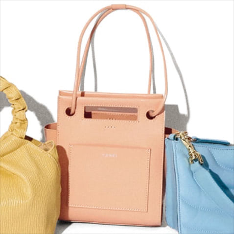ピンクバッグ（14×16×6） 16,500円／YAHKI（ヤーキ オンラインストア）　ピンクでも大人っぽく持てるピーチのようなヌーディカラー。細ストラップのハンドルもいい意味で色を主張させないポイント。