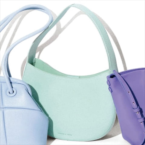 ミントグリーンバッグ（18×29×7） 7,900円／CHARLES & KEITH（CHARLES & KEITH JAPAN）　白っぽい服装にもすんなりとけ込む、ミルキーなパステルカラーと角のないフォルム。