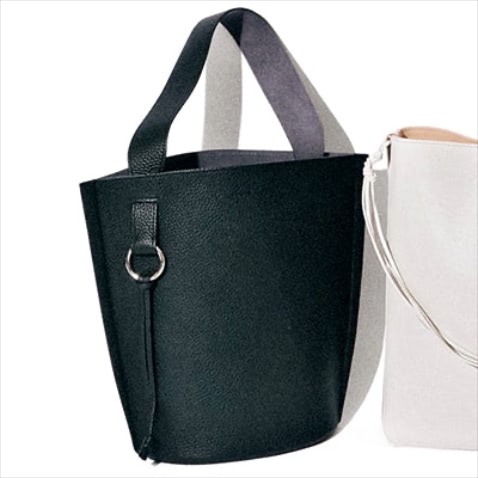 黒ワンハンドルトートバッグ（28×30×11.5） 63,800円／ebure（ebure GINZA SIX店）　⚫︎シボのある表面感が黒とハードレザーの強さをなごませ、上品なたたずまいに。ボディとストラップともに裏面はスエード素材のため、肩にかけてもずれにくいという利点も。