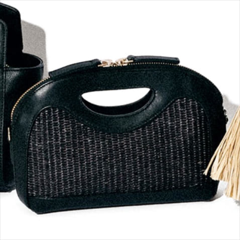 ショルダーストラップつき黒ラフィア×レザーバッグ（15.5×24×5.5） 39,600円／ペリーコ（アマン）　⚫︎ベースが黒だからラフになりすぎないうえ、ファスナーのゴールドパーツがクラス感を上乗せ。