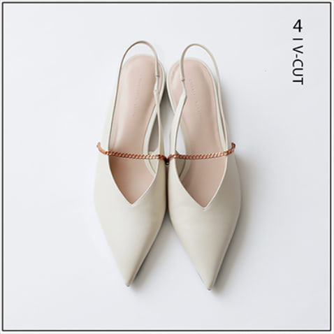 鋭さに抜けを生むバックストラップ： 白シューズ（1.5） 6,900円／CHARLES & KEITH（CHARLES & KEITH JAPAN）　つま先も甲のカットもとがった、引き締め力の高い白。きゃしゃなチェーンで女性らしさをあと押し。