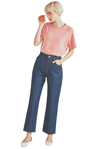 デニムの趣が引き立つレトロなムードでラフなまま甘く ⚫︎デニムパンツ 17,380円／MOUSSY（バロックジャパンリミテッド）　眼鏡 40,700円／megane and me（ハルミ ショールーム）　シューズ 49,500円／Repetto（ルック ブティック事業部）　濃厚なブルーデニムに甘さを宿すピンクを、鮮やかな発色がなごむニット素材で採用。半そでを選びタックINして面積をしぼれば、デニムと濃度をそろえた深いピンクも気後れしない。