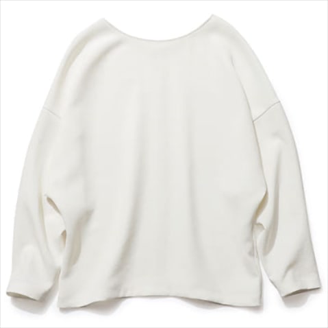 前後で印象の変わるボートネックとVネック：白ドルマンスリーブブラウス 16,500円／ガリャルダガランテ（ガリャルダガランテ 表参道店）　伸縮性に優れた良好な着心地。後ろはなだらかなV開きの前後2WAY仕様。