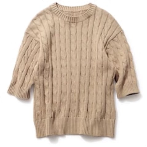 品行方正なケーブル編みを親しみやすく ⚫︎ベージュニットTシャツ 19,800円／プラージュ（プラージュ 代官山店）　Tシャツ感覚で手にとれるオーセンティックな半そでニットで、ラフなボトムも上品に一転。