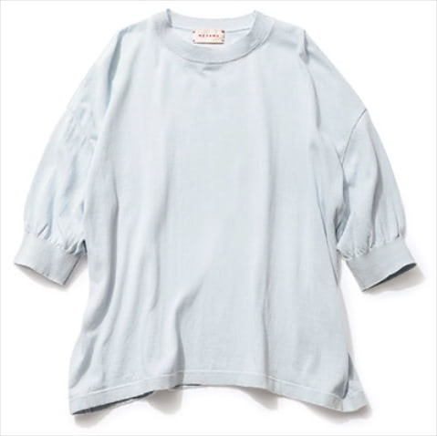 真夏でも清涼な肌あたりと淡いブルーの発色 ⚫︎ライトブルーニットTシャツ 15,400円／MEYAME（ソークロニクル）　肌にまとわりつかないシャリッとした質感のコットン素材で、快適な着心地。やや長めの五分そで。