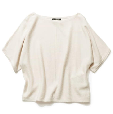 デコルテを美しく見せる幅広ボートネック ⚫︎アイボリーカシミヤニットTシャツ 16,400円／バナナ・リパブリック　体のラインを拾いにくい、身幅もアームホールもゆとりのある直線的なシルエット。カシミヤ100%。