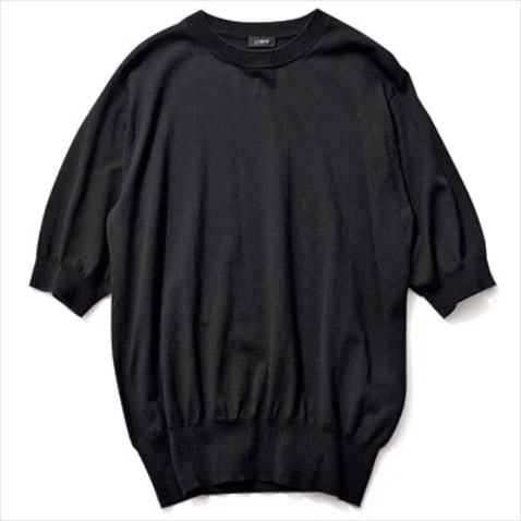 コットンシルクのなめらかな表面感 ⚫︎黒ニットTシャツ 23,100円／ロエフ（エイチ ビューティ&ユース）　コンパクトな着丈とサイジングで、合わせるボトムを選ばずすっきり着られる。シルク混の上質な風合い。