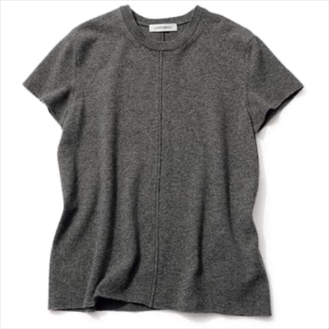 つまった首元とフレンチスリーブで女性らしく ⚫︎グレーカシミヤニット 29,700円／コズ マニュファクチャード バイ ラッピンノット（ウメダニット）　深みのあるチャコールとカシミヤの贅沢な風合いで、高級感漂う見た目に。