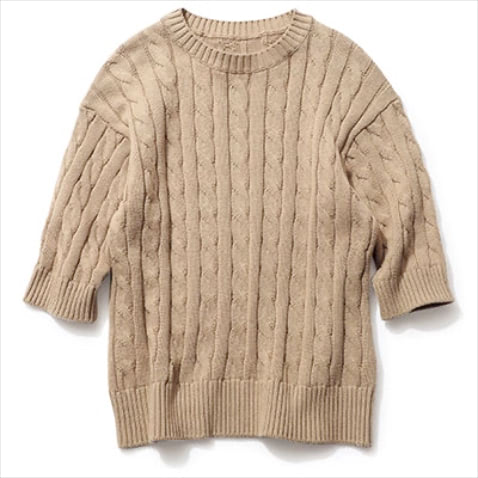 品行方正なケーブル編みを親しみやすく ⚫︎ベージュニットTシャツ 19,800円／プラージュ（プラージュ 代官山店）　Tシャツ感覚で手にとれるオーセンティックな半そでニットで、ラフなボトムも上品に一転。