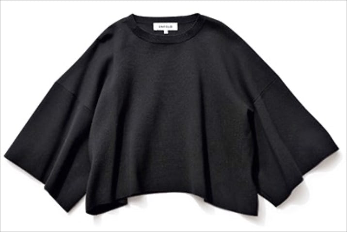 どう転んでもモードに装える変型フォルム ⚫︎黒クロップト丈ニットTシャツ 22,000円／ENFOLD　ワイドすぎる身幅、クロップト丈、太くて四角いアームホール。1枚で個性を演出できるデザインも黒ならとっつきやすい。