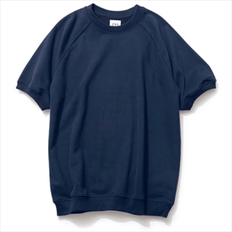 ルーズなスエットTを深いネイビーで品よく ⚫︎ネイビースエット（メンズ） 4,990円／Gap（Gap新宿フラッグス店）　ミニワンピ的にも着られるほどのオーバーサイズ。そでとすそのリブが、ぶかっとした形をメリハリづけ。