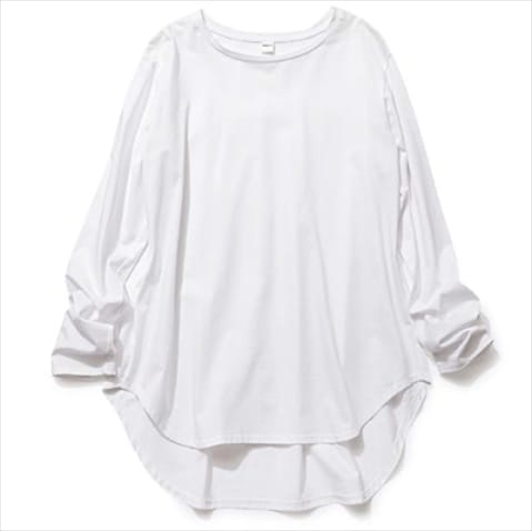 上品見えするスムースな肌ざわりと細いえり幅 ⚫︎白ロングスリーブTシャツ 5,500円／リノーム　シルケット加工により、シルクのような光沢とけばの少ない表面感を実現。後ろ姿まで抜かりのないセンタープリーツ入り。