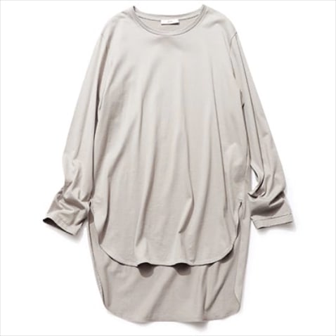 ノーカラーシャツをカットソーに落とし込み ⚫︎黒ボタンつきロングスリーブTシャツ 18,700円／ティッカ（アッシュプラスエリオトロープ）　スマートなノーカラーを女性らしく引き上げる、とろみと落ち感のある生地。
