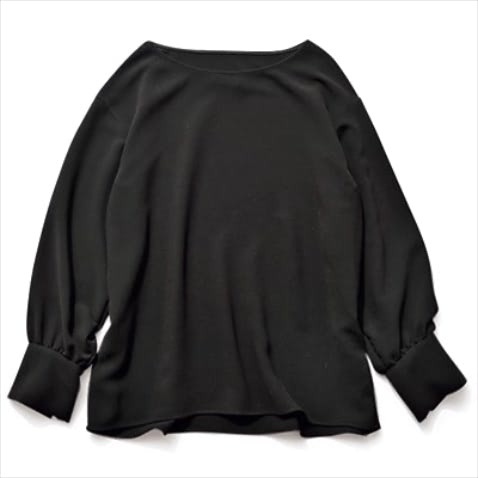 【ブラウスのような柔らかいロンT③】 日常でも浮かないさりげないボリュームそで： 黒ブラウス 15,400円／プラージュ（プラージュ 代官山店）　すとんと縦落ちする質感と、カフス仕立てのそで口がきちんと見えに貢献。ゆったりした形でON/OFF問わず活躍。