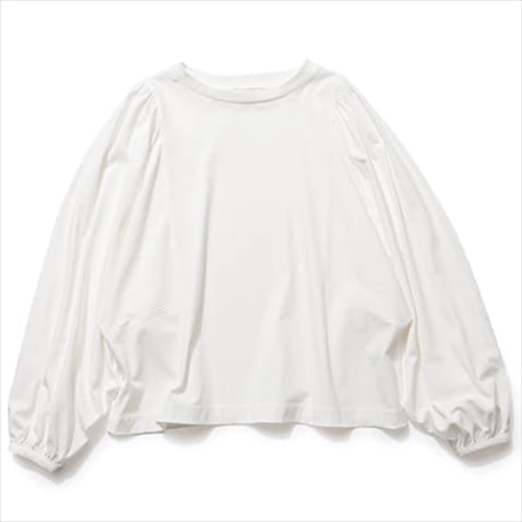 【ブラウスのような柔らかいロンT④】 1枚でさまになるブラウスのような華やかさ： 白ロングスリーブTシャツ 23,100円／デ・プレ　肩とそで先にギャザーがあしらわれた、ボリューミィなドルマンスリーブ。短め丈だから、そでのデザイン性がより引き立つ。