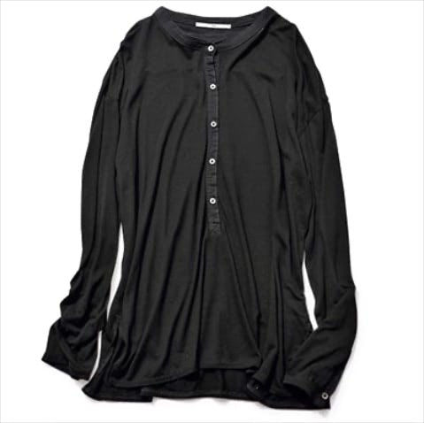 ノーカラーシャツをカットソーに落とし込み ⚫︎黒ボタンつきロングスリーブTシャツ 18,700円／ティッカ（アッシュプラスエリオトロープ）　スマートなノーカラーを女性らしく引き上げる、とろみと落ち感のある生地。