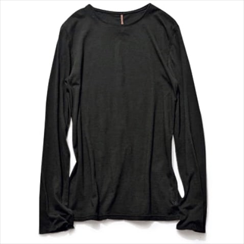 プレーンな黒に抜けを生む長めのそで丈 ⚫︎黒ロングスリーブTシャツ 11,000円／ロク（ロク 渋谷キャットストリート）　シルク混のしなやかな肌あたり。体にやさしく沿う細身のシルエットで、インナーとしても活躍。