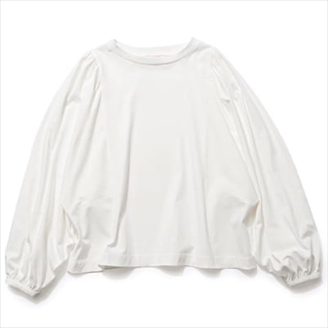 1枚でさまになるブラウスのような華やかさ ⚫︎白ロングスリーブTシャツ 23,100円／デ・プレ　肩とそで先にギャザーがあしらわれたボリューミィなドルマンスリーブ。短め丈だから、そでのデザイン性がより引き立つ。