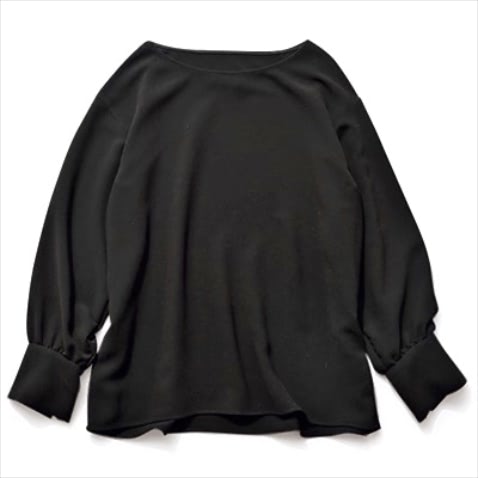 日常でも浮かないさりげないボリュームそで ⚫︎黒ブラウス 15,400円／プラージュ（プラージュ 代官山店）　すとんと縦落ちする質感と、カフス仕立てのそで口がきちんと見えに貢献。ゆったりした形でON/OFF問わず活躍。