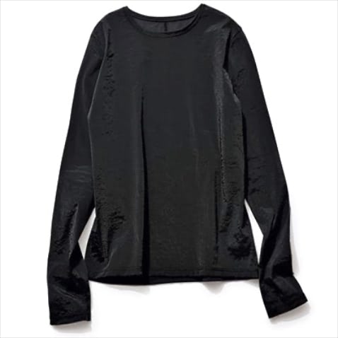 レイヤードにも向く薄手のタフタ素材 ⚫︎黒ロングスリーブTシャツ 9,900円／アダム エ ロペ　特有のシワと透け感、光沢がシンプルな黒に奥行きをメイク。オーガンジーとジャージーの間のような、ハリのある風合い。