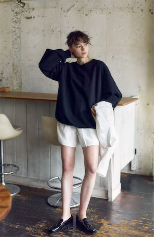 ショートパンツはヒザ丈だと少々スッキリしない。スエットやニットをもっと生かしたい。その２つを解決するのは潔く短めなショートパンツ、そしてその肌感をカジュアルに見せる、長そでとビッグシルエット。ポイントはトップスの程よい厚み。スエットやニットで上を重めにすることで、スッキリ脚を出した、アクティブなボトムともちょうどいいバランスに。